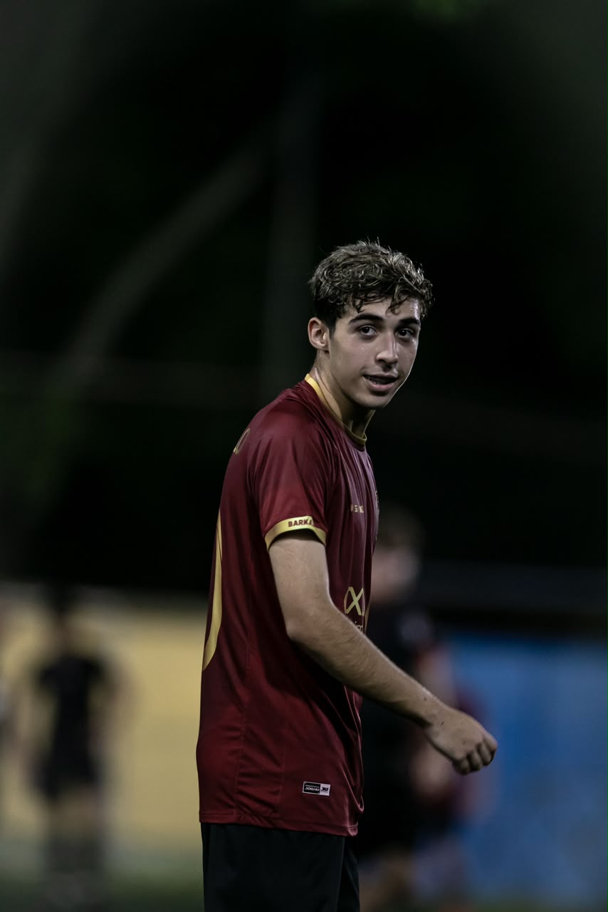 Jogador do Barkajara FC com o uniforme vinho e dourado em campo