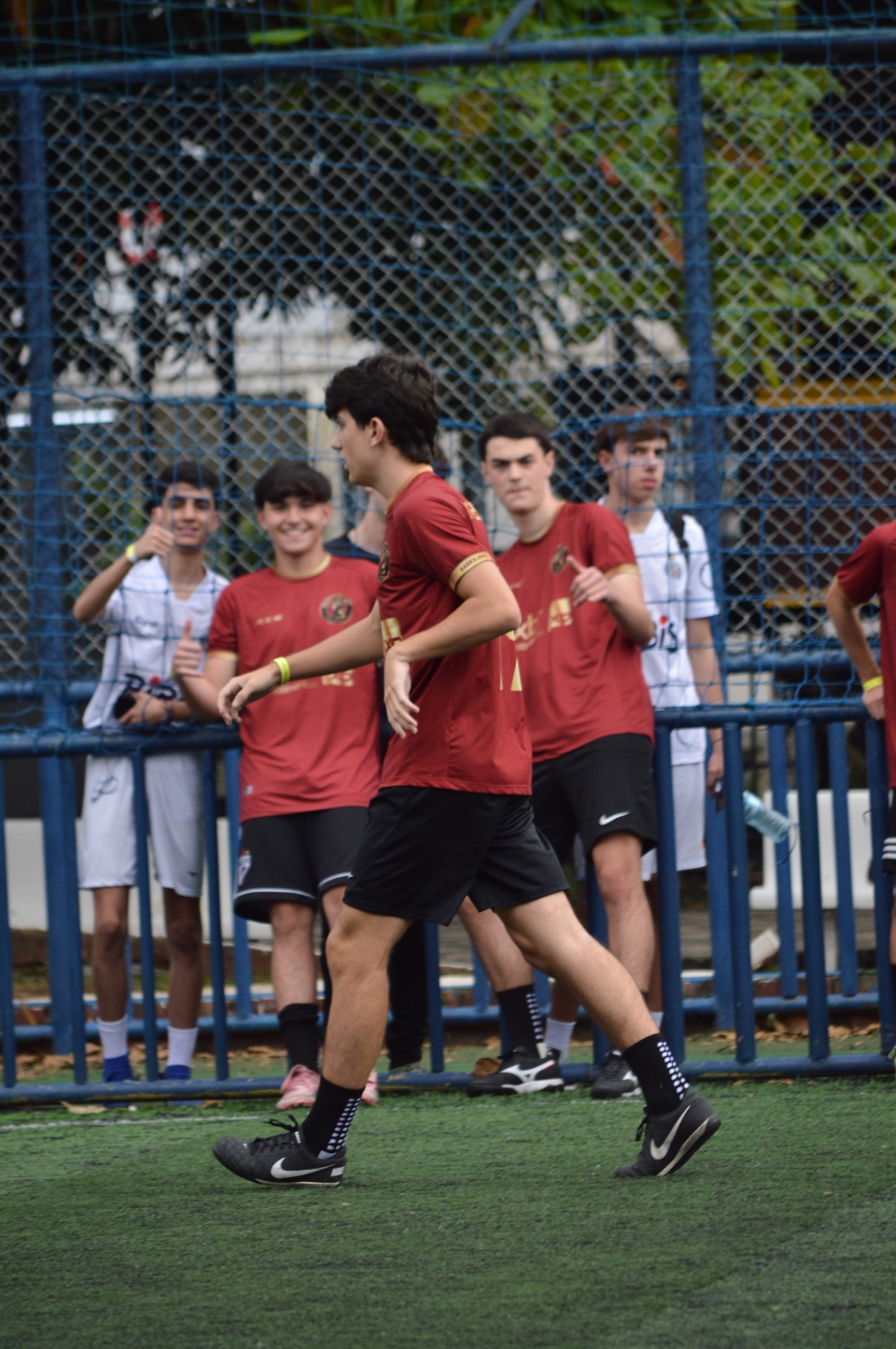 Jogadores do Barkajara FC comemorando junto ao grupo