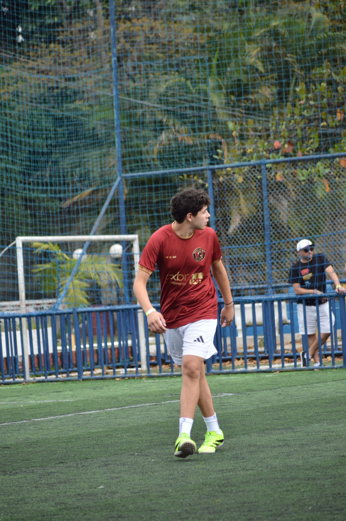 Jogador do Barkajara FC com a camisa vinho e calção branco