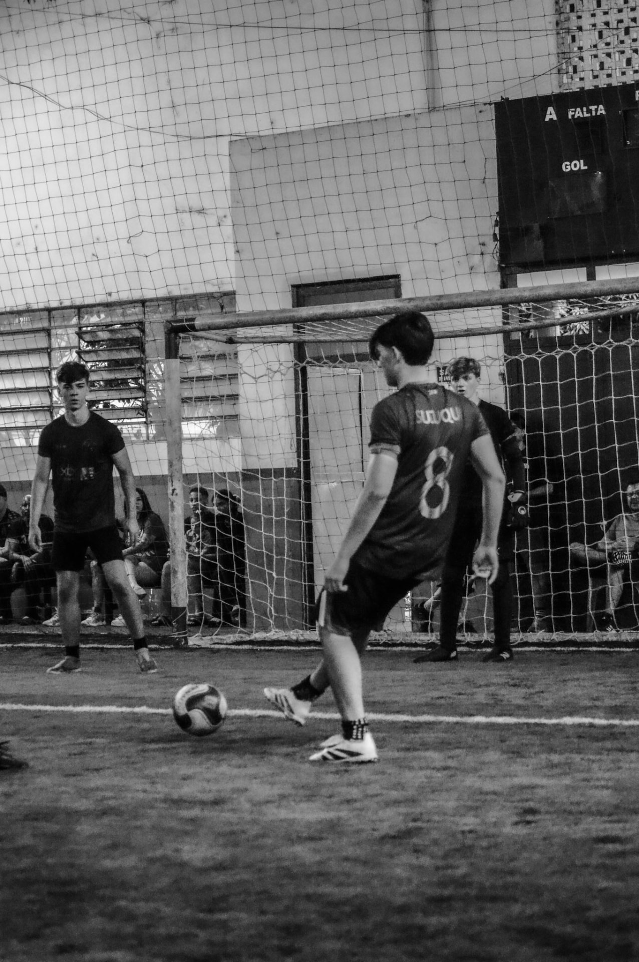 Jogador do Barkajara FC dominando a bola durante a partida