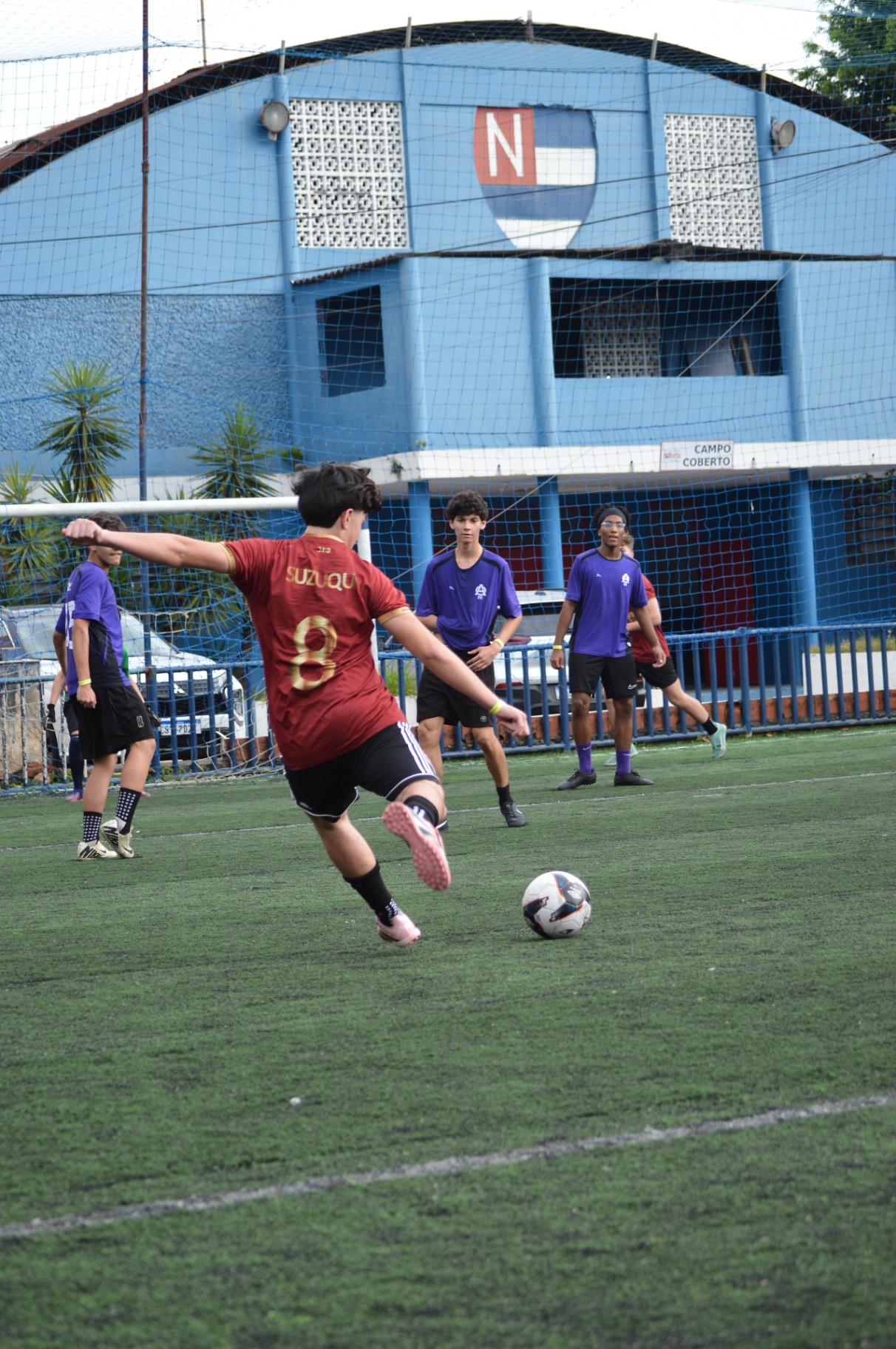 Suzuqui, camisa 8 do Barkajara FC, cruzando a bola