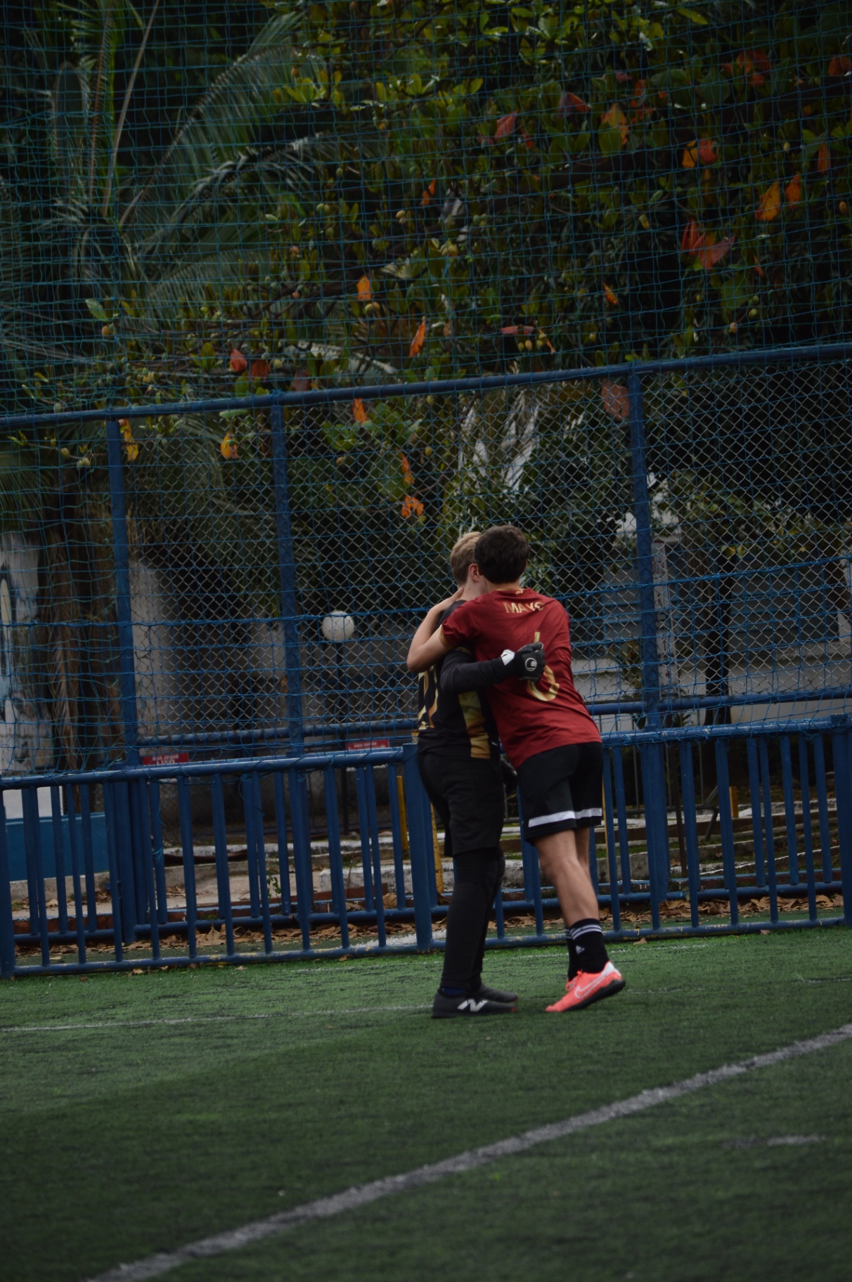 Jogadores do Barkajara FC se abraçando após o gol