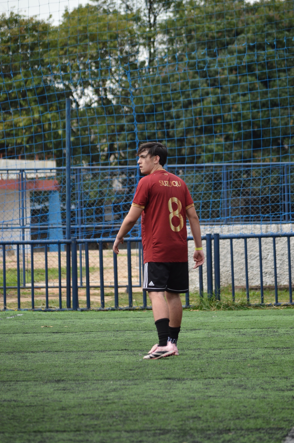 Suzuqui, camisa 8 do Barkajara FC, observando o jogo