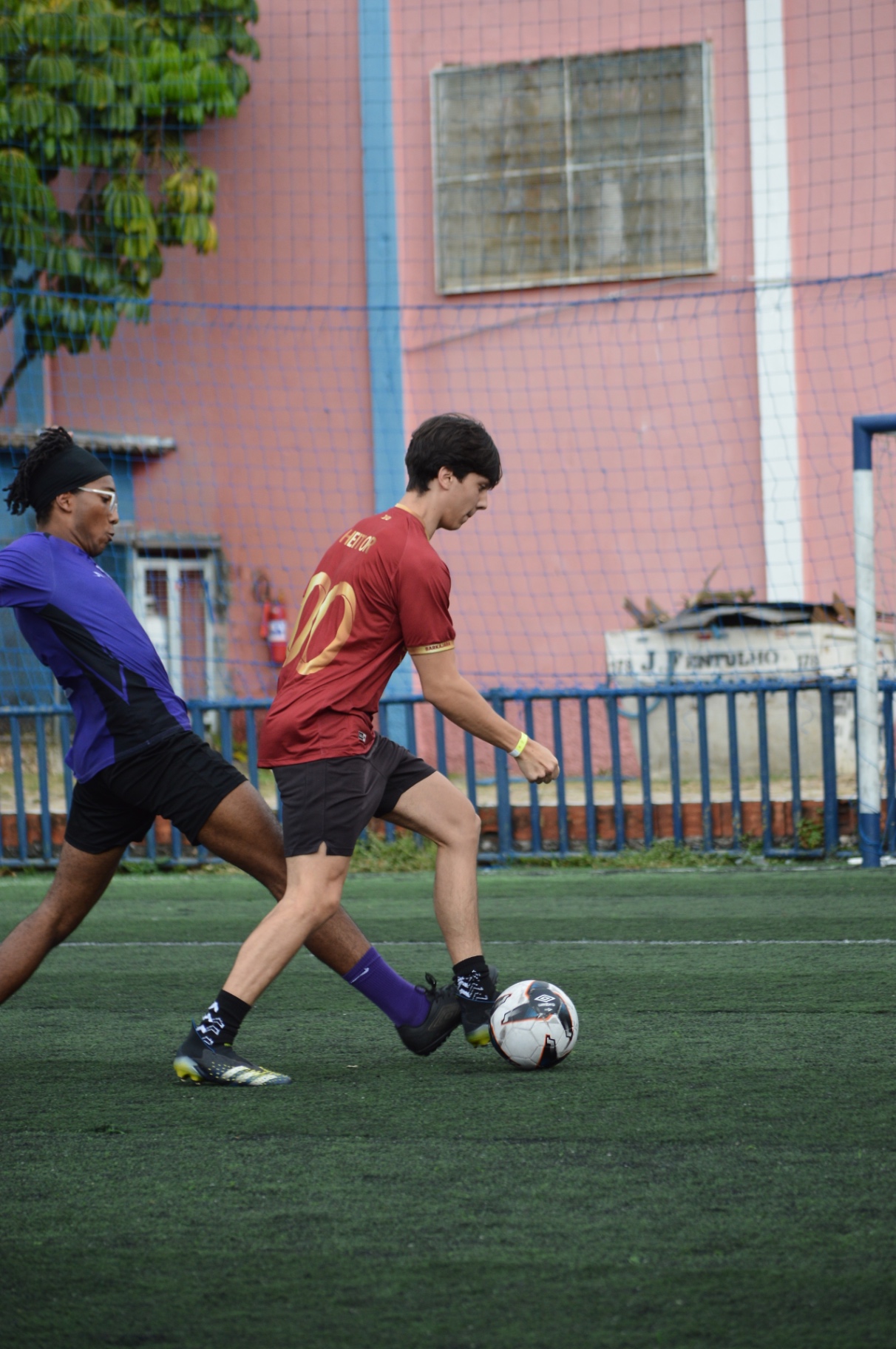 Heitor, camisa 00 do Barkajara FC, conduzindo a bola